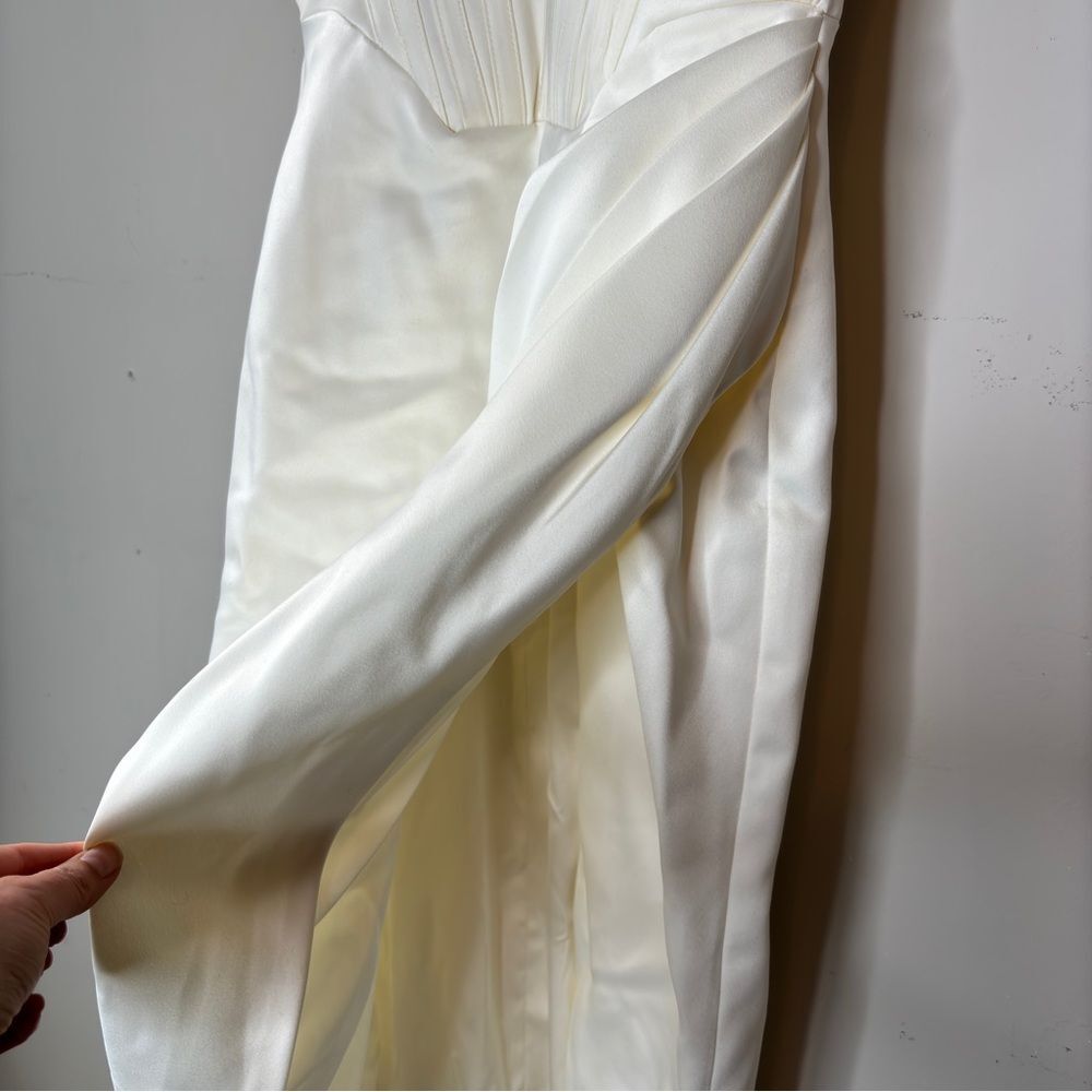 House of CB London Loretta Ivory Satin Off Shoulder Dress Size S - Picture 5 of 16
